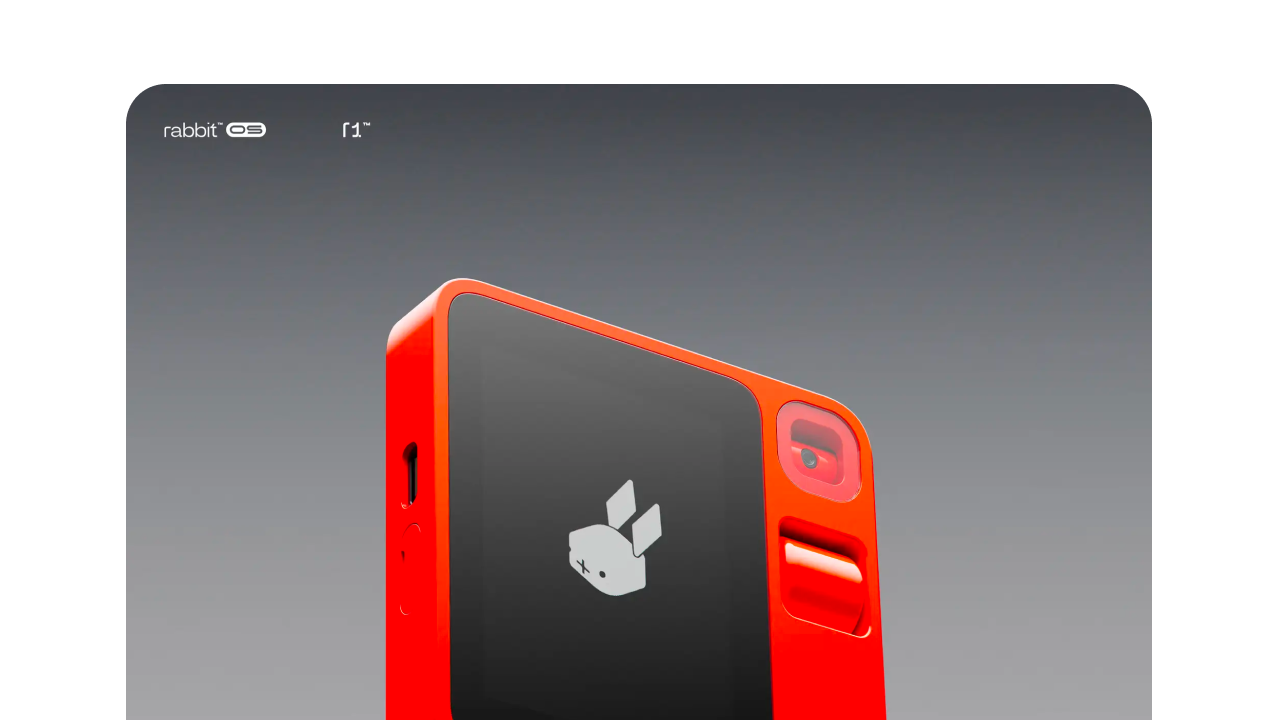 Rabbit 的 R1 硬件设备采用醒目的橙色设计，配有屏幕和触觉按钮